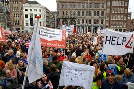 Honderden stakende leraren op de Dam