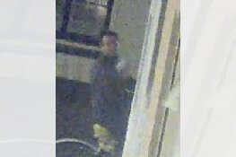 Man bekladt woningen met graffiti, getuigen gezocht