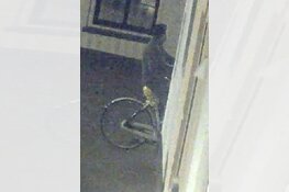 Man bekladt woningen met graffiti, getuigen gezocht