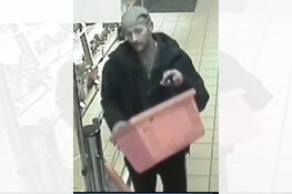 Gezocht: Man betaalt met pinpas van een ander, wie kent hem?