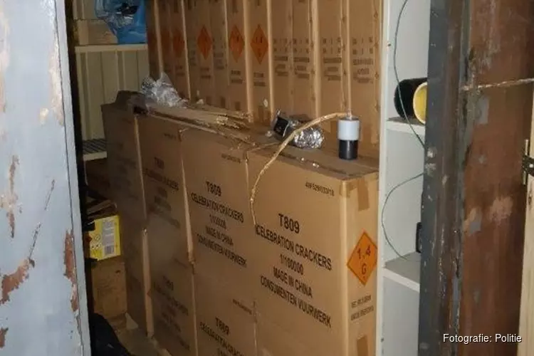 Grote partij vuurwerk aangetroffen tijdens doorzoeking