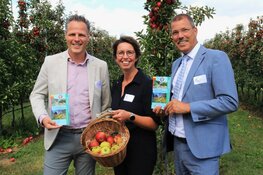 Overhandiging nieuwe wandelgids van het Betuwepad