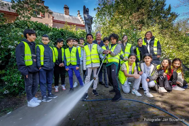 Leerlingen Prins Mauritsschool locatie West adopteren oorlogsmonument De Krijger