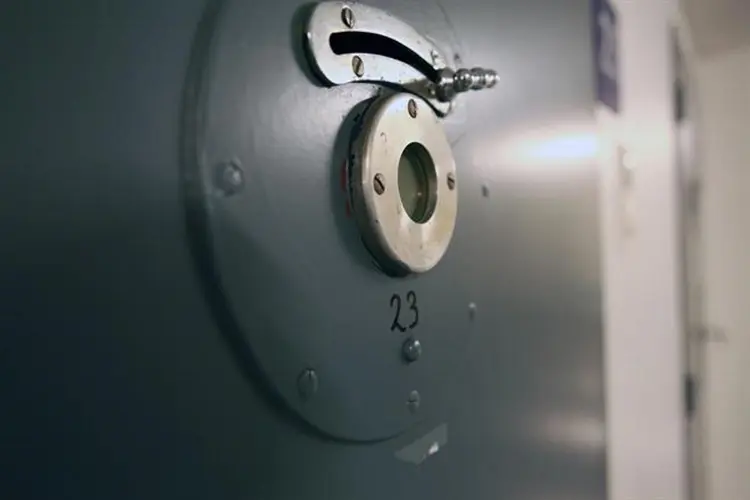 Celstraf en contactverbod voor huurbaas die huurder stiekem filmde