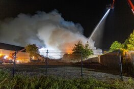 Zeer grote brand bij voormalige timmerfabriek in Beneden-Leeuwen