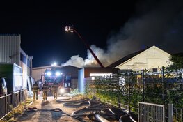 Zeer grote brand bij voormalige timmerfabriek in Beneden-Leeuwen