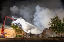 Zeer grote brand bij voormalige timmerfabriek in Beneden-Leeuwen