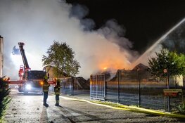 Zeer grote brand bij voormalige timmerfabriek in Beneden-Leeuwen