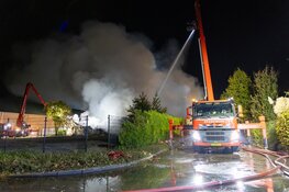 Zeer grote brand bij voormalige timmerfabriek in Beneden-Leeuwen