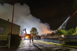 Zeer grote brand bij voormalige timmerfabriek in Beneden-Leeuwen