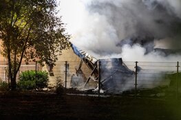 Zeer grote brand bij voormalige timmerfabriek in Beneden-Leeuwen