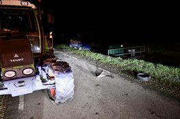 Brommobiel botst op tractor en eindigt bijna in sloot