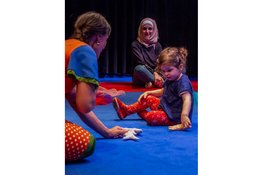 Baby’s en dreumes’ eerste kennismaking met klassieke muziek. ‘Krulmuziek’ in Theater De Fransche School