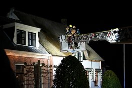 Brand in rietgedekte woning in Heukelum