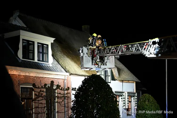 Brand in rietgedekte woning in Heukelum