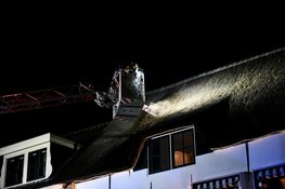 Brand in rietgedekte woning in Heukelum