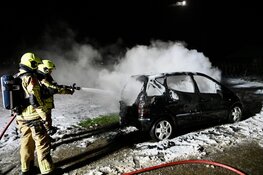 Uitgebrande auto mogelijk betrokken bij woninginbraak