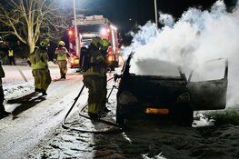 Uitgebrande auto mogelijk betrokken bij woninginbraak