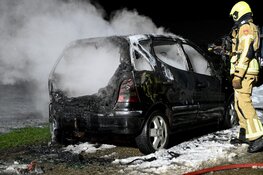 Uitgebrande auto mogelijk betrokken bij woninginbraak