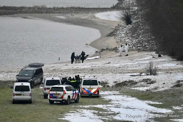 Overleden persoon aangetroffen aan de Waalbandijk in Waardenburg