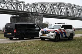 Overleden persoon aangetroffen aan de Waalbandijk in Waardenburg