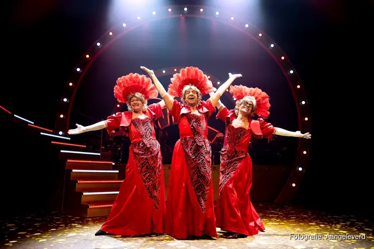 De mooiste en leukste nummers verpakt in een revue, Ons Pap Wil Bij de Revue; een jeugdige collage van sketches en liedjes