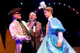 De mooiste en leukste nummers verpakt in een revue, Ons Pap Wil Bij de Revue; een jeugdige collage van sketches en liedjes