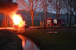 Bmw vliegt in brand tijdens rijden in Beesd