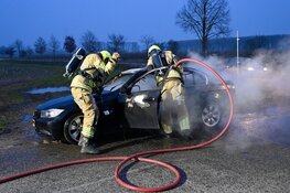 Bmw vliegt in brand tijdens rijden in Beesd