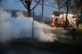 Bmw vliegt in brand tijdens rijden in Beesd