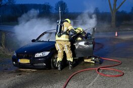 Bmw vliegt in brand tijdens rijden in Beesd