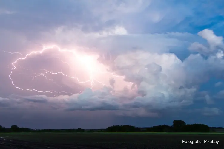 Onweersbuien en lagere temperaturen luiden wisselvallig begin van mei in