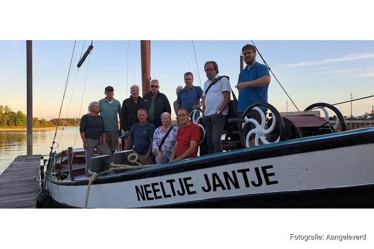 Unieke combitocht in Tiel:  Stadswandeling met boottocht varend erfgoed