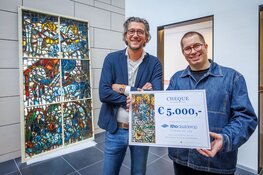 Itho Daalderop schenkt € 5.000 voor restauratie historische glas-in-loodramen