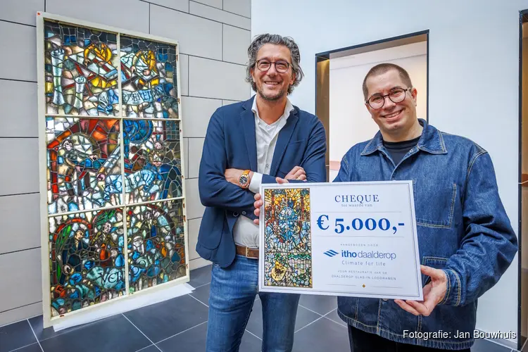 Itho Daalderop schenkt € 5.000 voor restauratie historische glas-in-loodramen