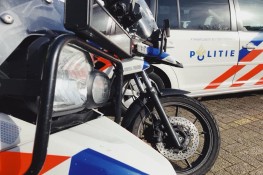 Politie doet onderzoek na aantreffen dode man