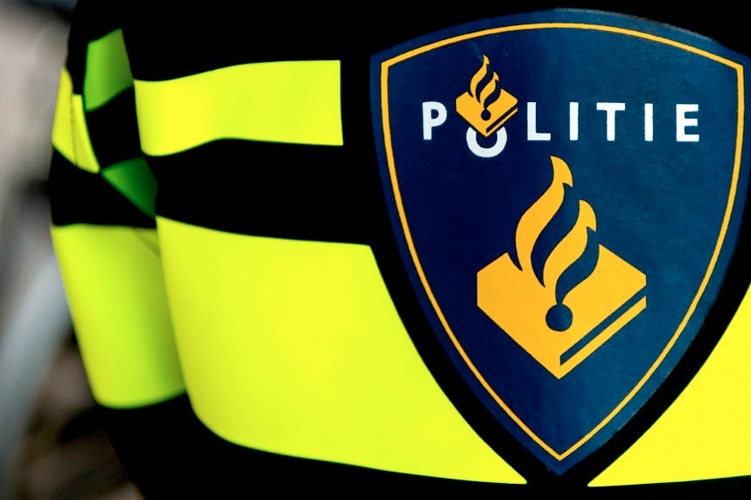 Politie doet onderzoek na aantreffen dode man